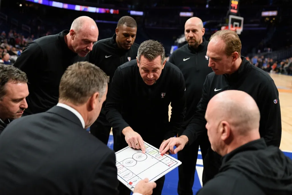 球场边的无声战争：NBA教练团队的策略博弈